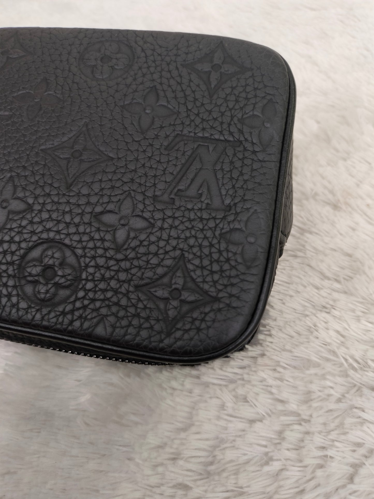 LV Pochette Volga Monogram Taurillon Empreinte Noir 2020