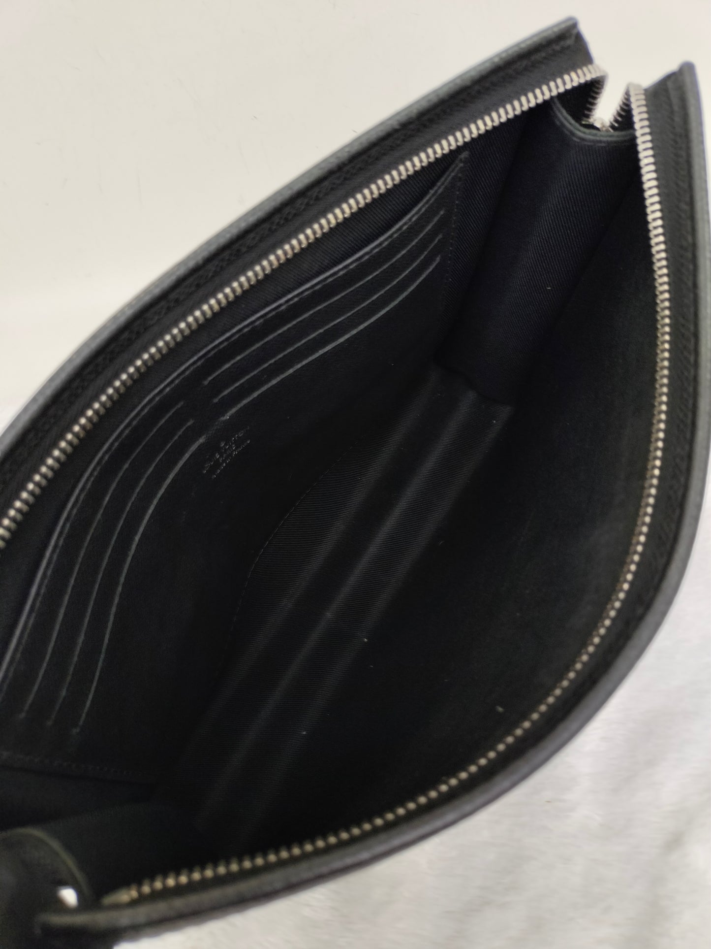 LV Pochette Voyage Taiga Noir 2018