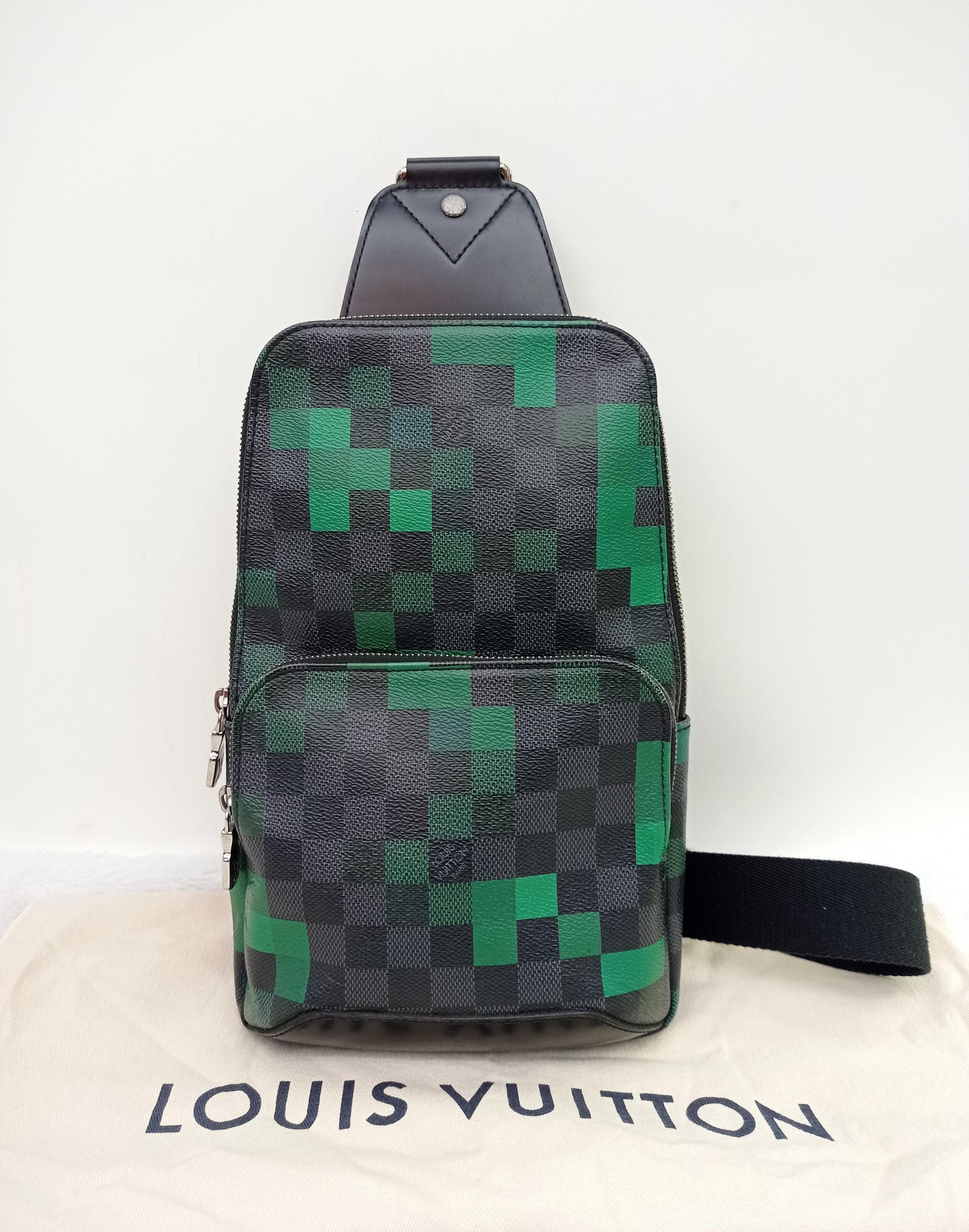 LV Avenue Sling Graphite Pixel Vert 2018