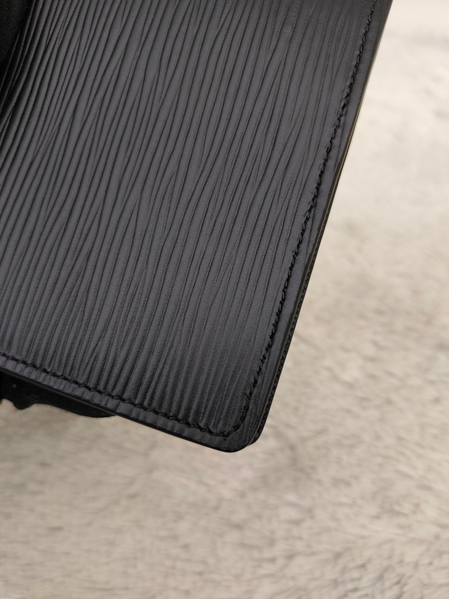 *NEW* LV Portefeuille Multiple Epi Noir M (CHIP)