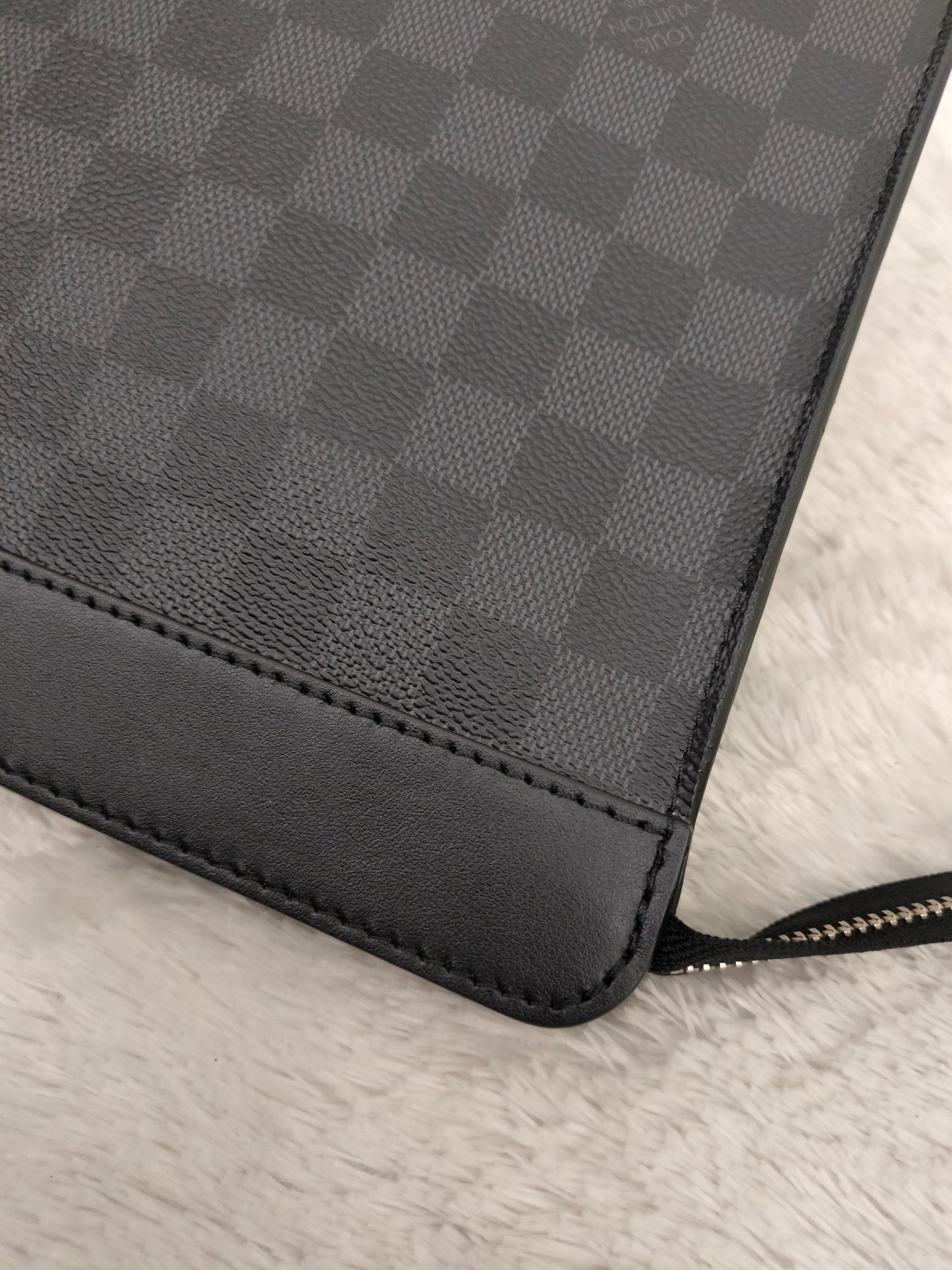 LV Standing Pouch Graphite (CHIP)