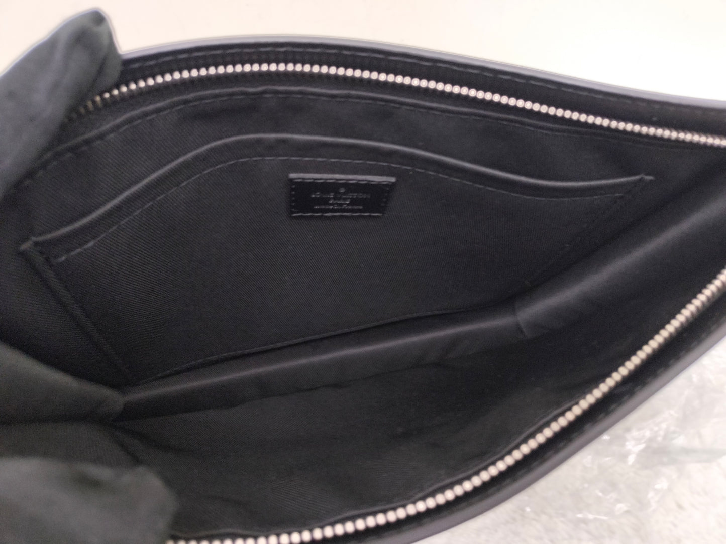 LV Standing Pouch Graphite (CHIP)