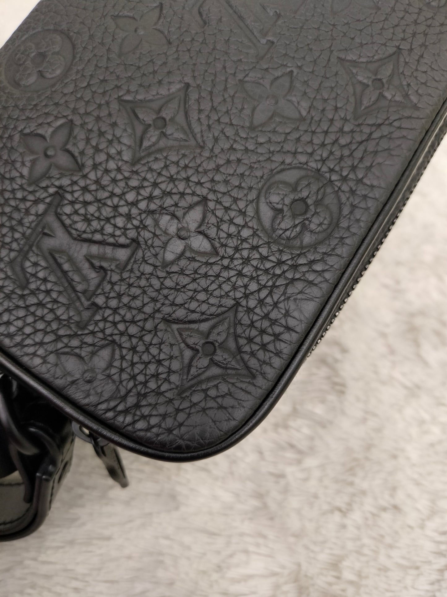 LV Pochette Volga Monogram Taurillon Empreinte Noir 2020