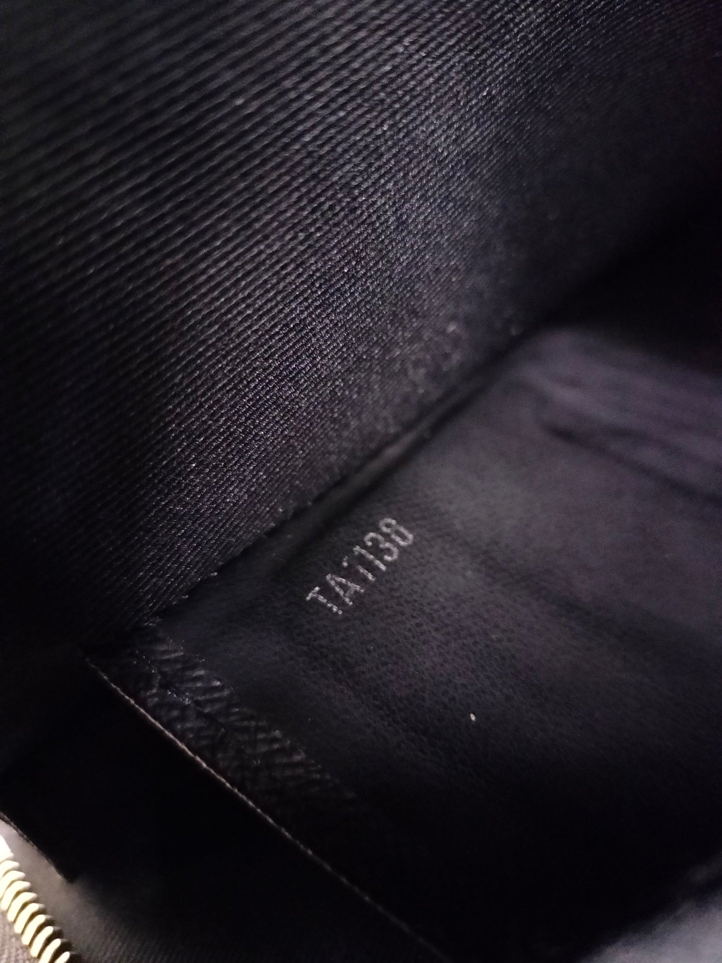 LV Pochette Voyage Taiga Noir 2018