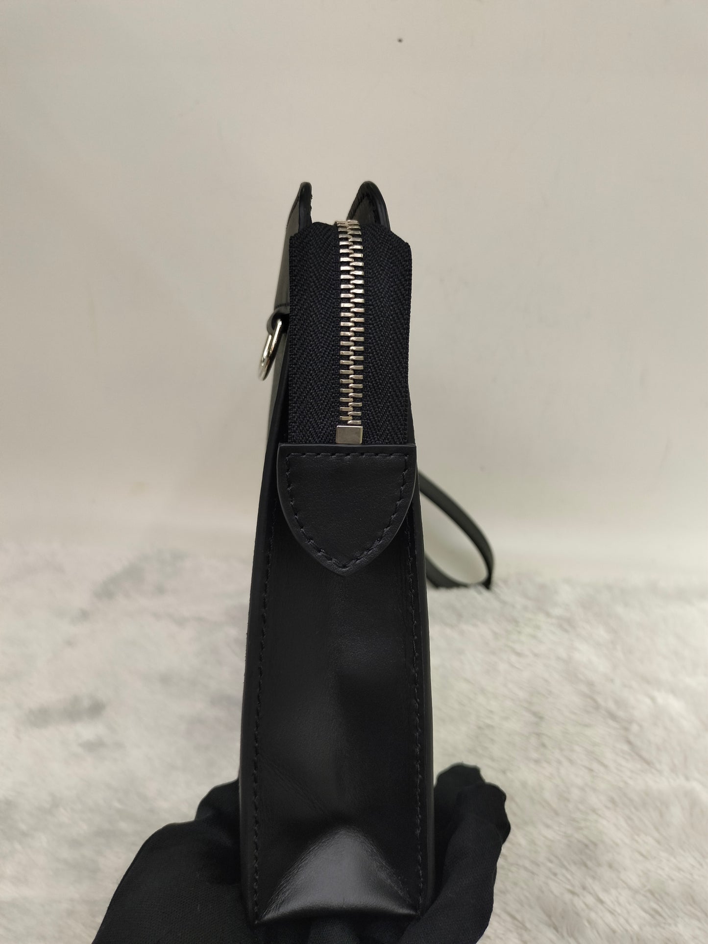 LV Standing Pouch Graphite (CHIP)