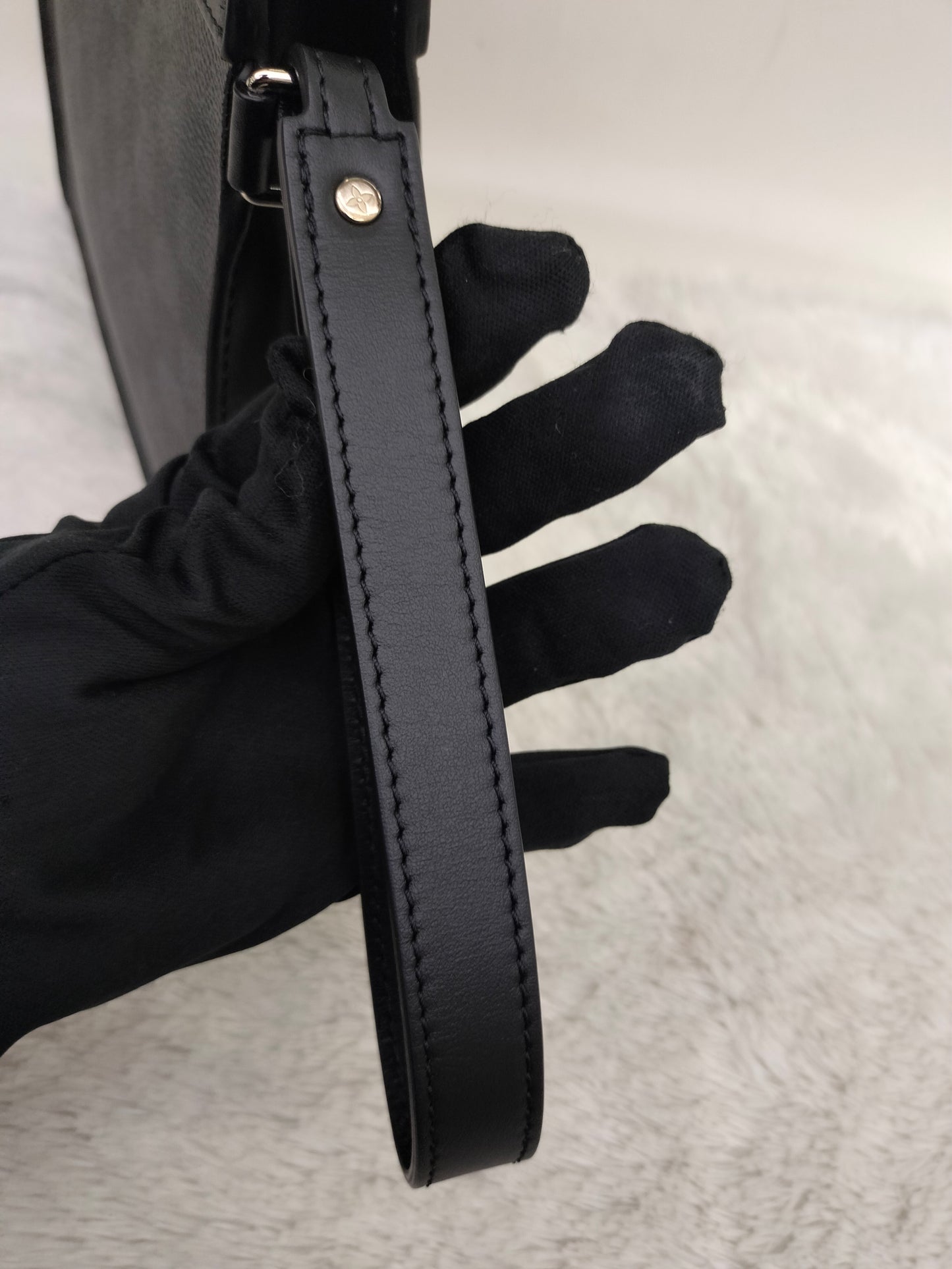 LV Standing Pouch Graphite (CHIP)