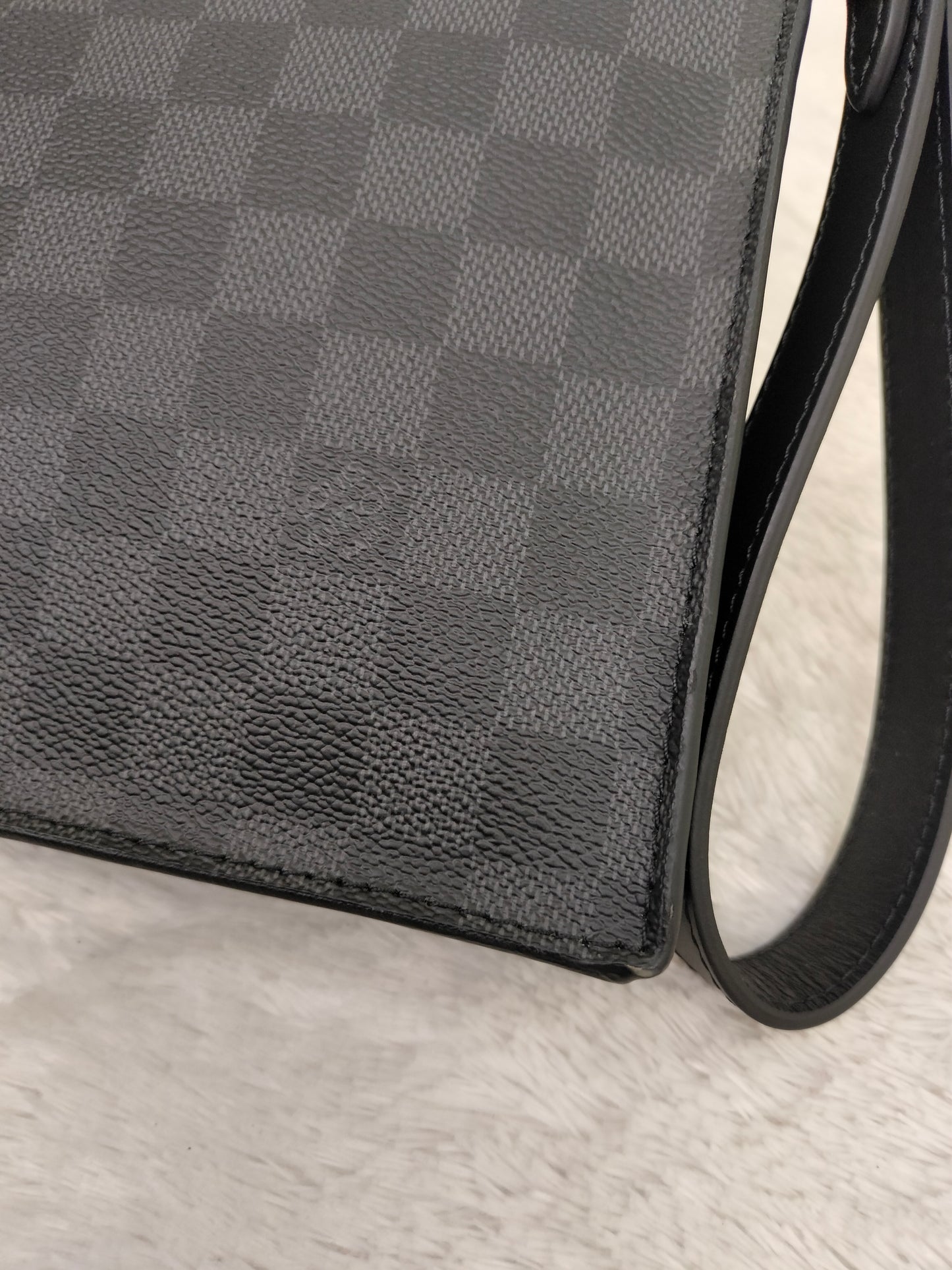 LV Standing Pouch Graphite (CHIP)