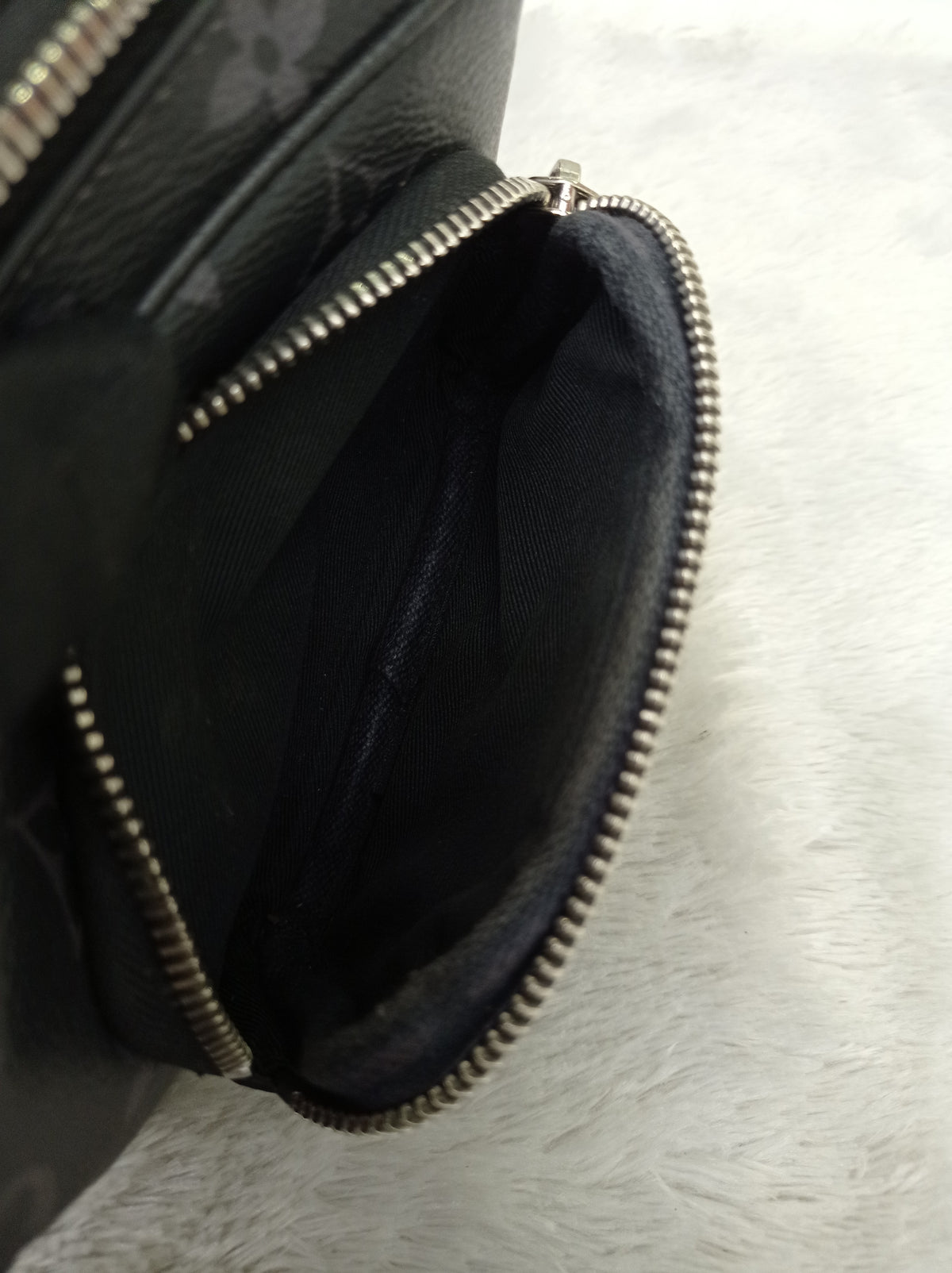 LV Outdoor Pouch Monogram Eclipse (CHIP)