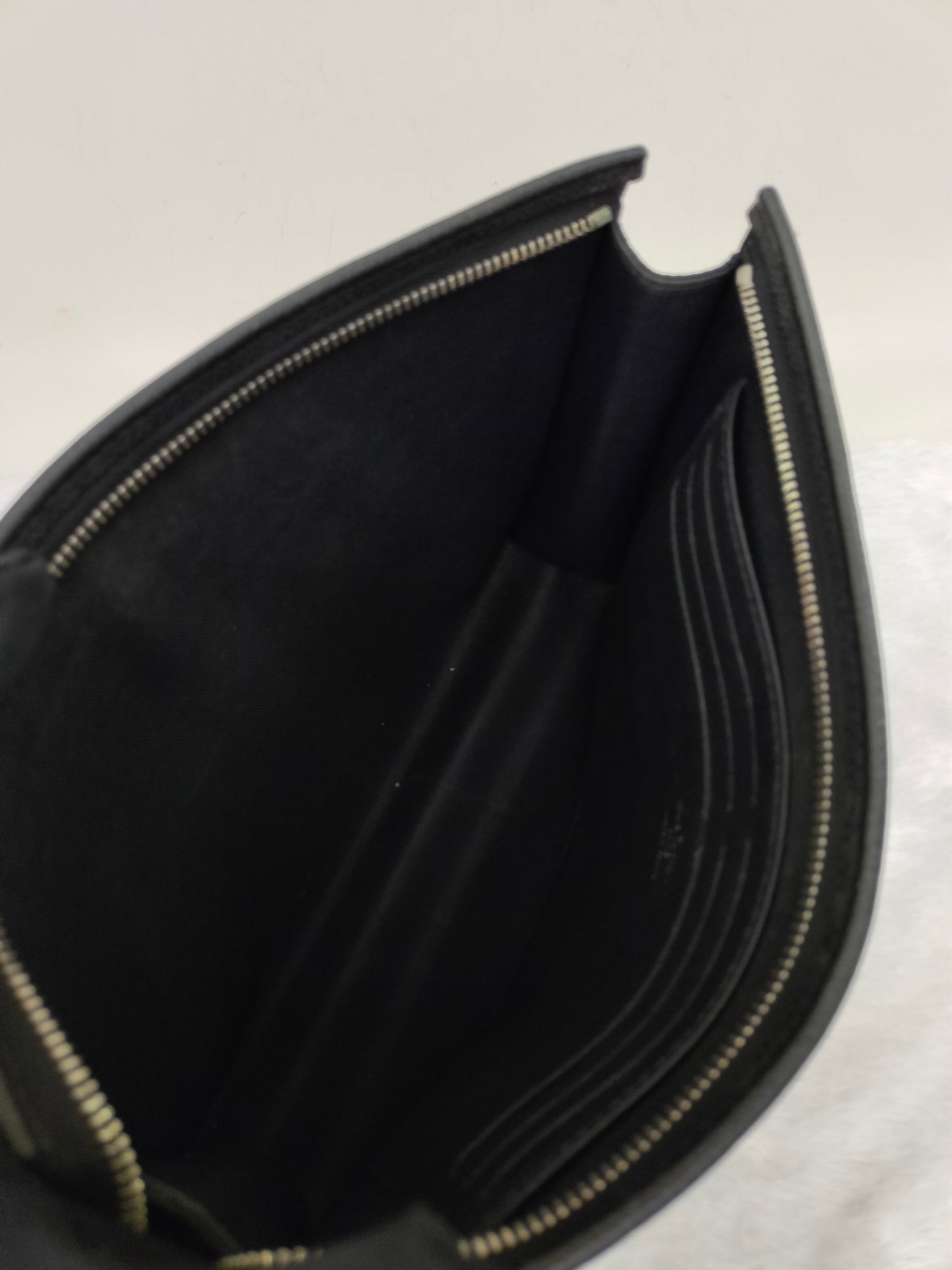 LV Pochette Voyage Taiga Noir 2018