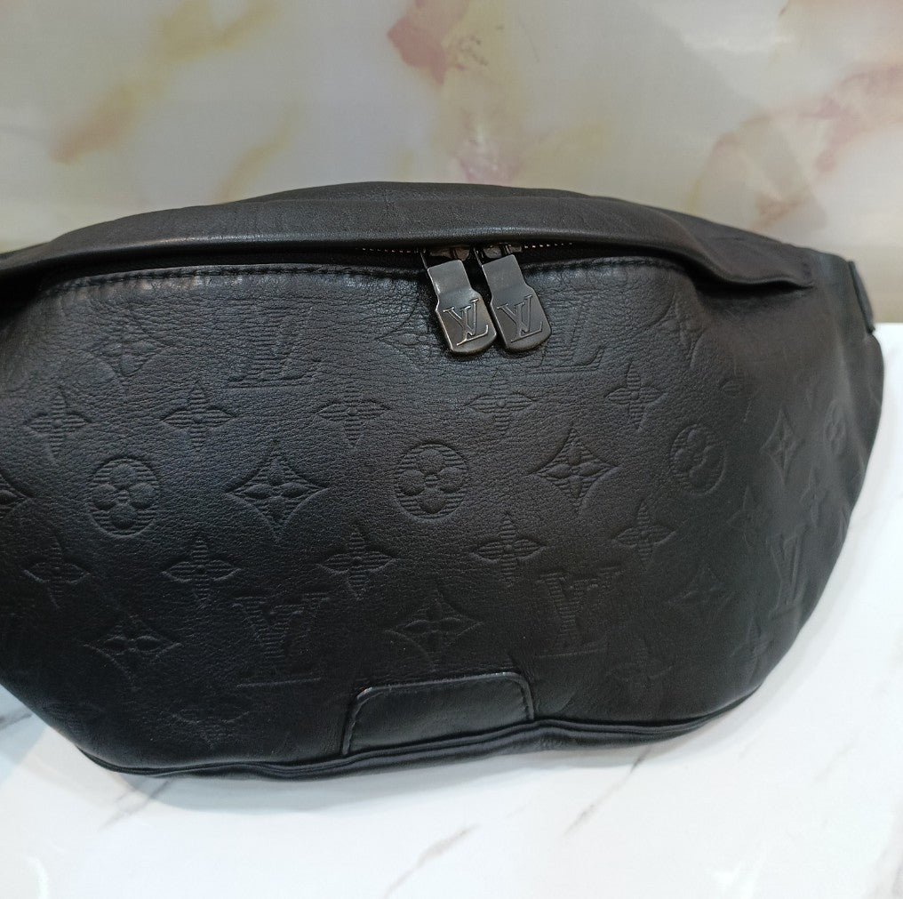 LV Discovery Shadow Bumbag Calf Noir 2019