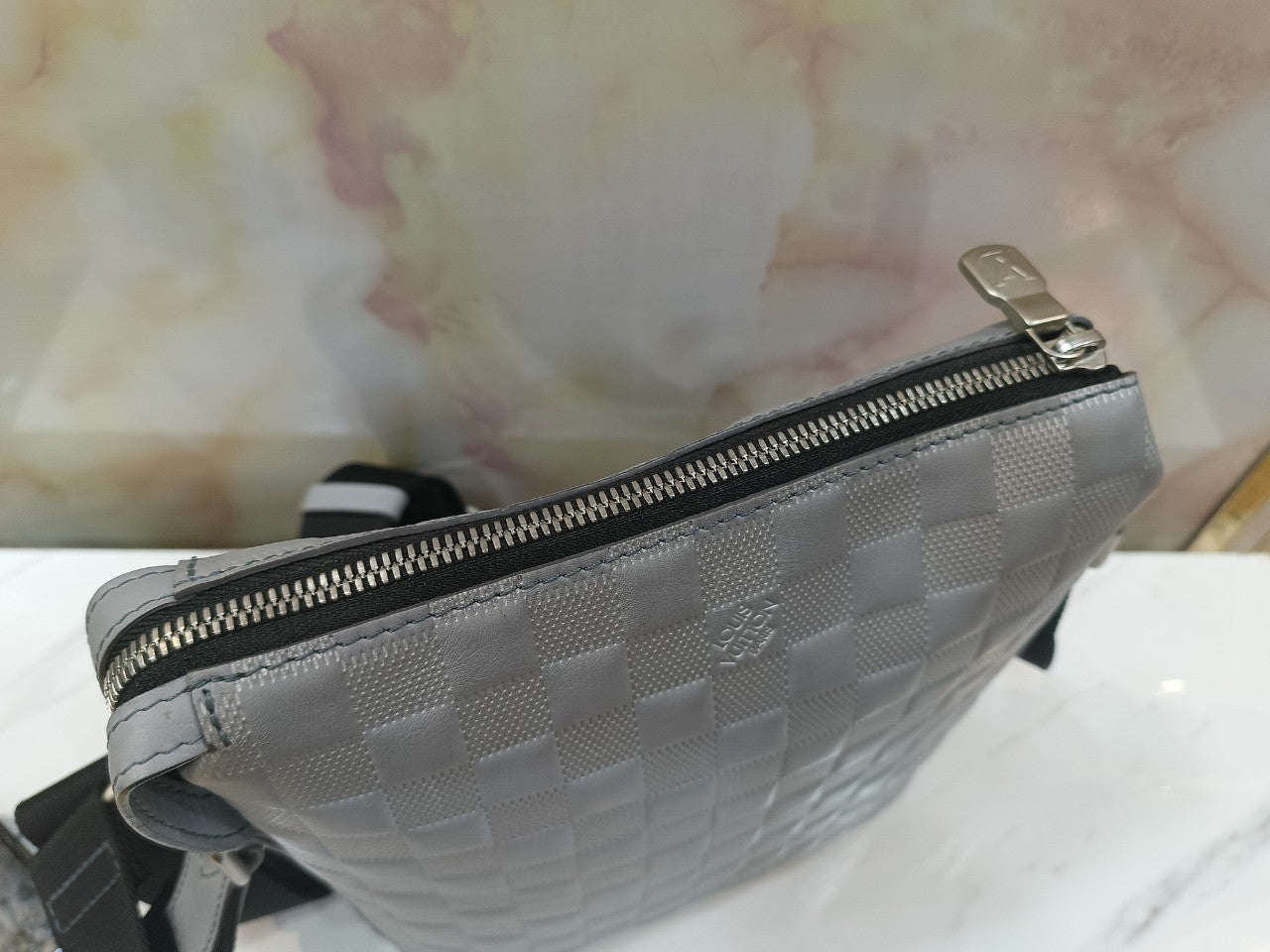 LV Discovery Messenger Infini Grey 2018