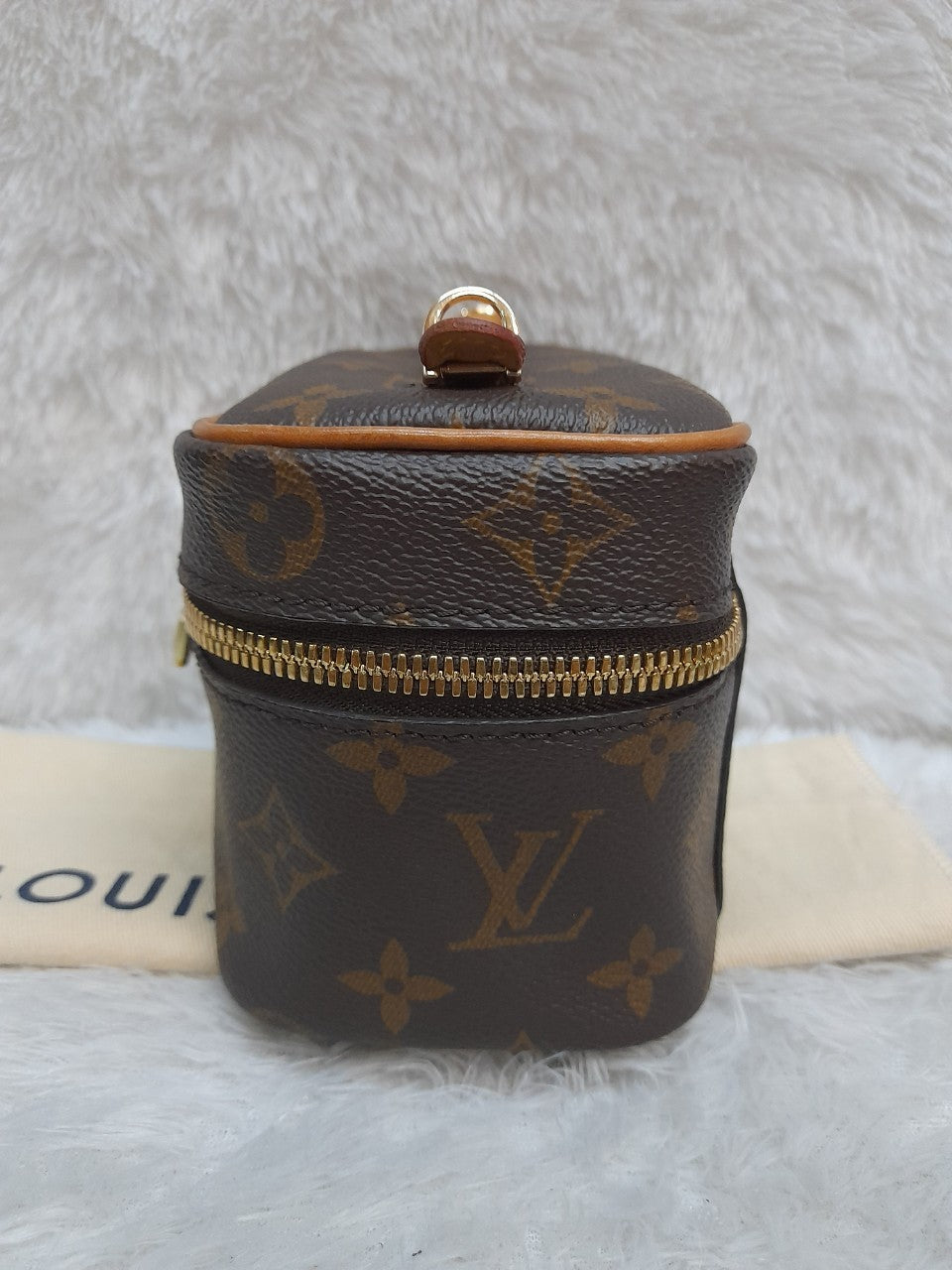 Lv Nice Nano Pouch Monogram
Chip