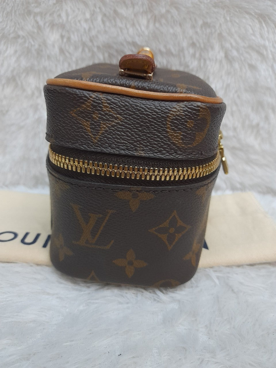 Lv Nice Nano Pouch Monogram
Chip