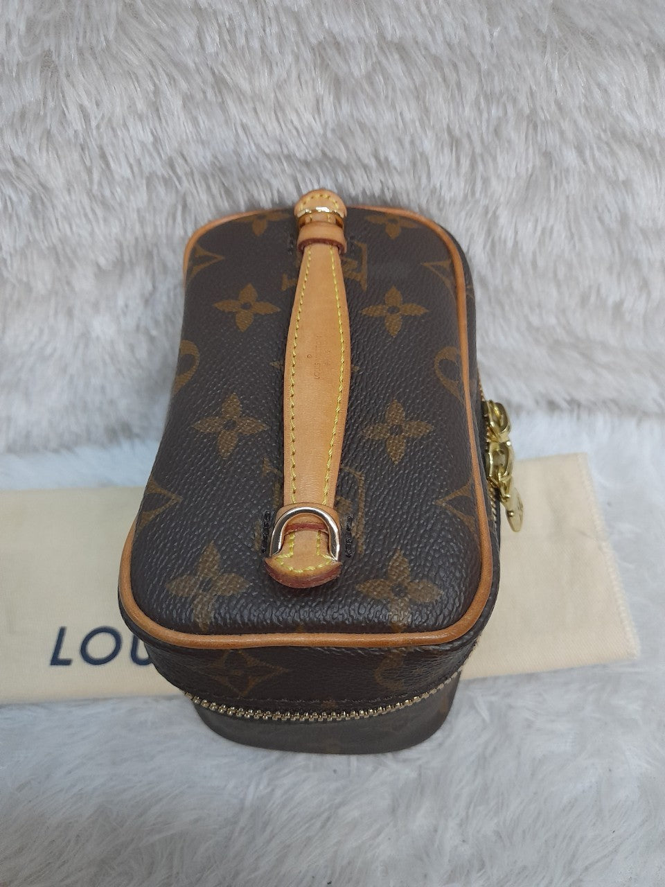 Lv Nice Nano Pouch Monogram
Chip