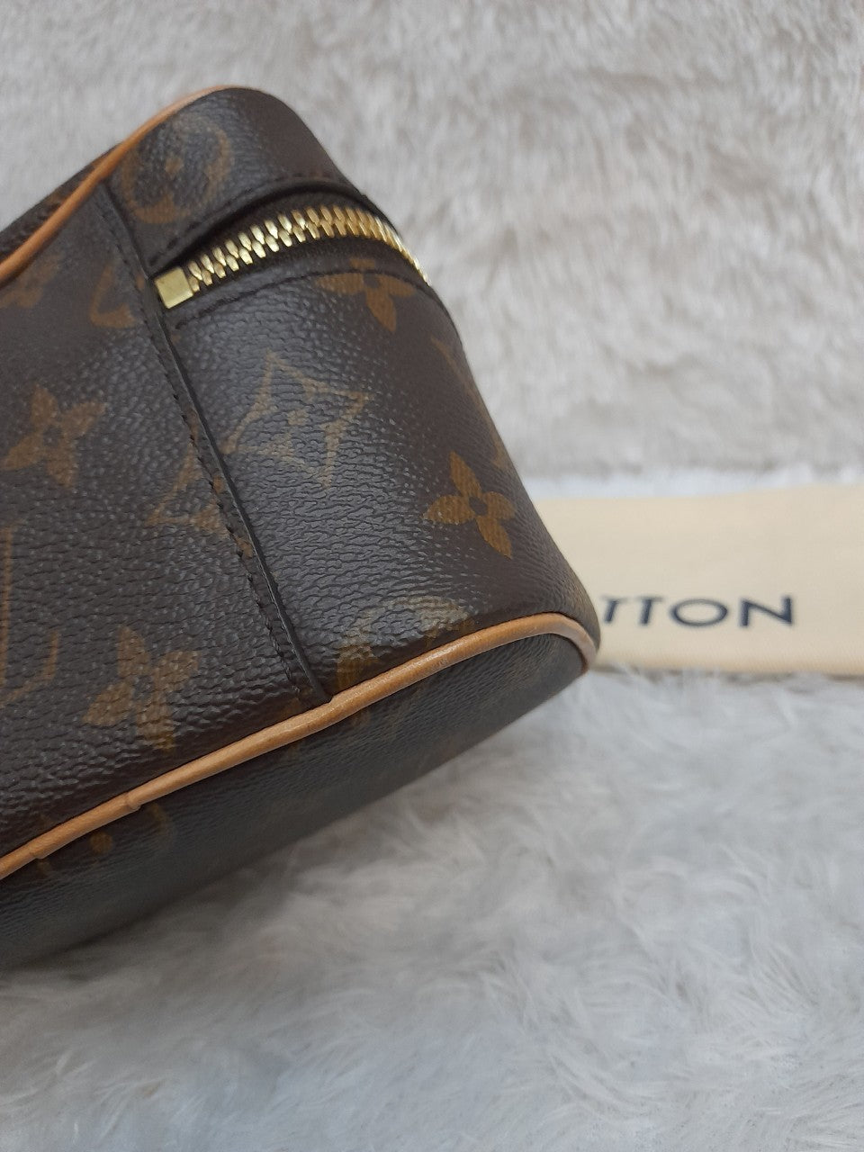 Lv Nice Nano Pouch Monogram
Chip