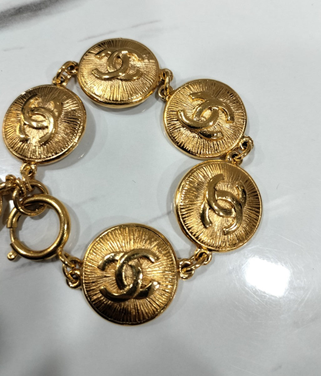 Chanel Bracelet With Double C Logo Medallions Gold GHW
Excellent