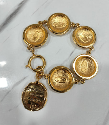 Chanel Bracelet With Double C Logo Medallions Gold GHW
Excellent