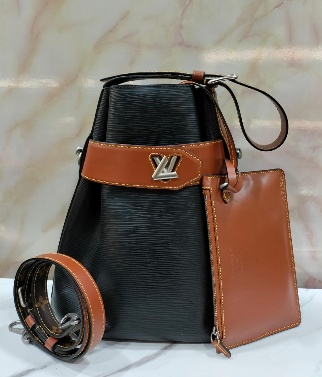 LV Twist Bucket Epi Black Brown 2018
Size 32x26x18cm