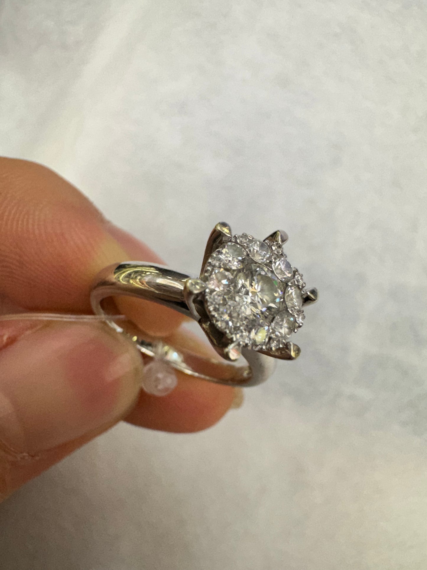 Ring Diamond Center: 0.29ct, keliling: 0.32ct, white gold: 5.35gr