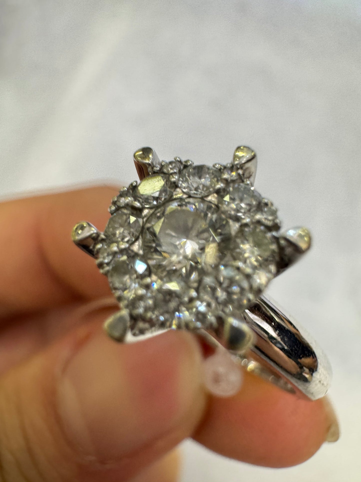 Ring Diamond Center: 0.29ct, keliling: 0.32ct, white gold: 5.35gr