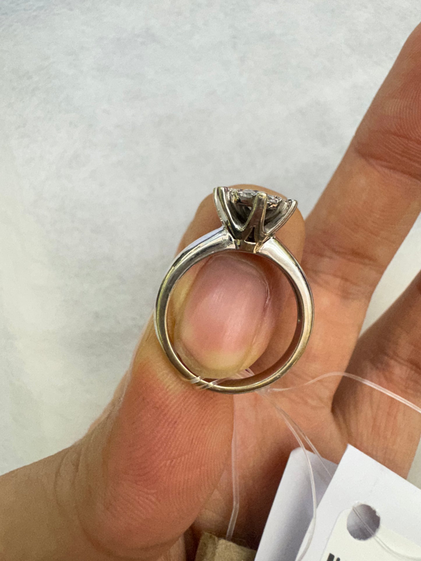 Ring Diamond Center: 0.29ct, keliling: 0.32ct, white gold: 5.35gr