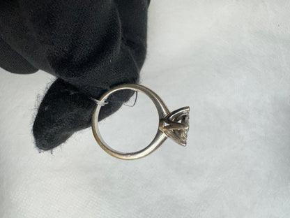 Ring Diamond Center: 0.29ct, keliling: 0.32ct, white gold: 5.35gr