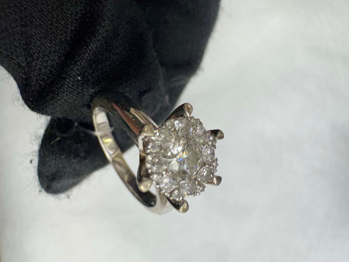 Ring Diamond Center: 0.29ct, keliling: 0.32ct, white gold: 5.35gr