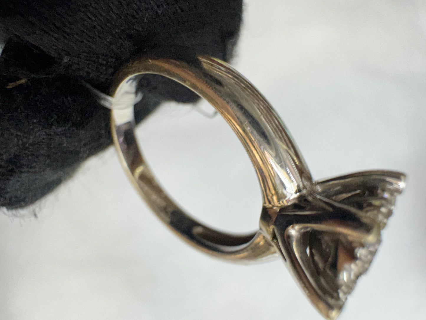 Ring Diamond Center: 0.29ct, keliling: 0.32ct, white gold: 5.35gr