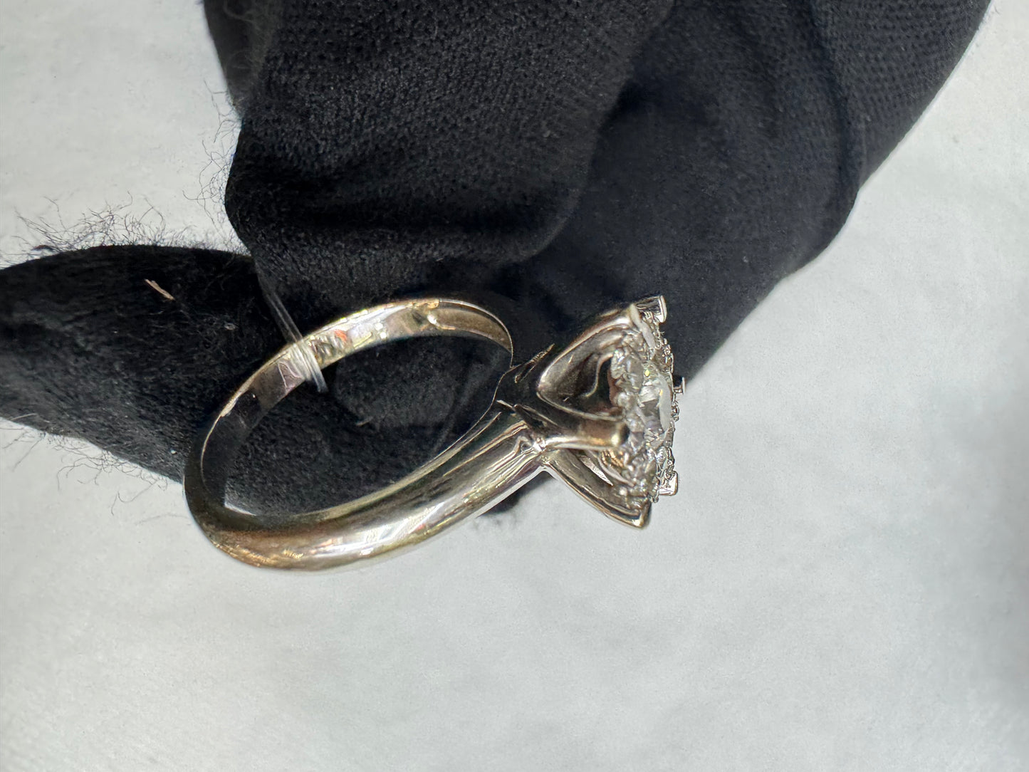 Ring Diamond Center: 0.29ct, keliling: 0.32ct, white gold: 5.35gr