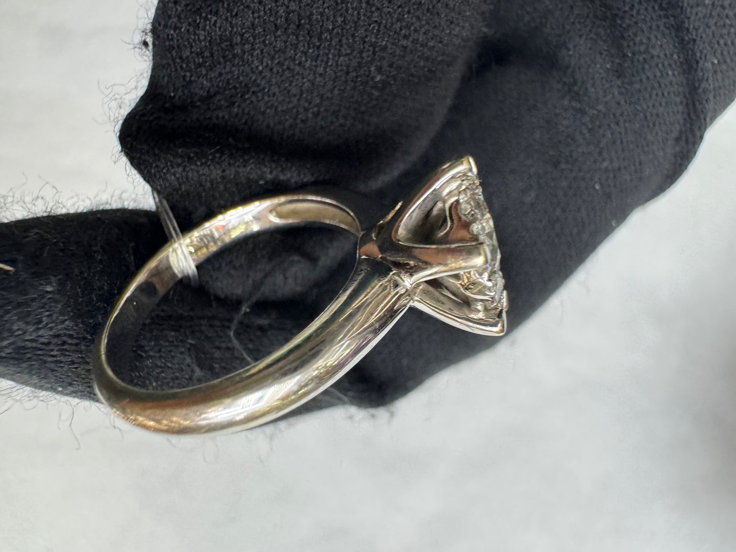 Ring Diamond Center: 0.29ct, keliling: 0.32ct, white gold: 5.35gr