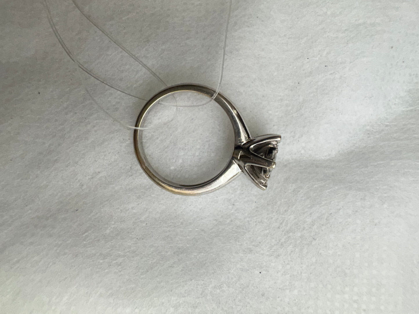 Ring Diamond Center: 0.29ct, keliling: 0.32ct, white gold: 5.35gr