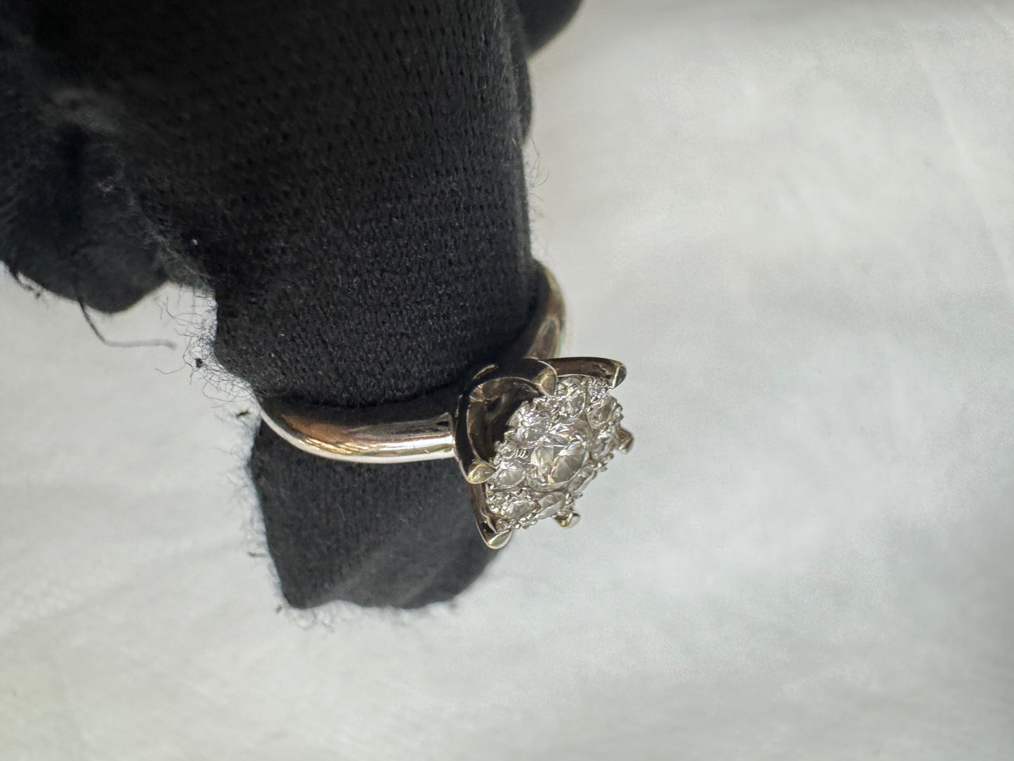 Ring Diamond Center: 0.29ct, keliling: 0.32ct, white gold: 5.35gr