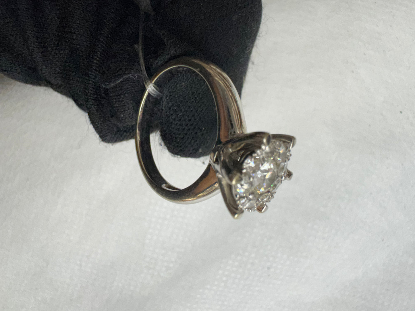 Ring Diamond Center: 0.29ct, keliling: 0.32ct, white gold: 5.35gr
