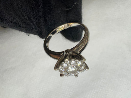 Ring Diamond Center: 0.29ct, keliling: 0.32ct, white gold: 5.35gr