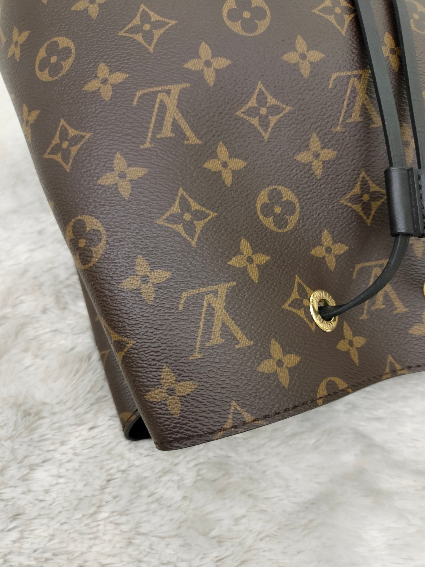 LV Neo Noe MM Monogram Noir (CHIP)