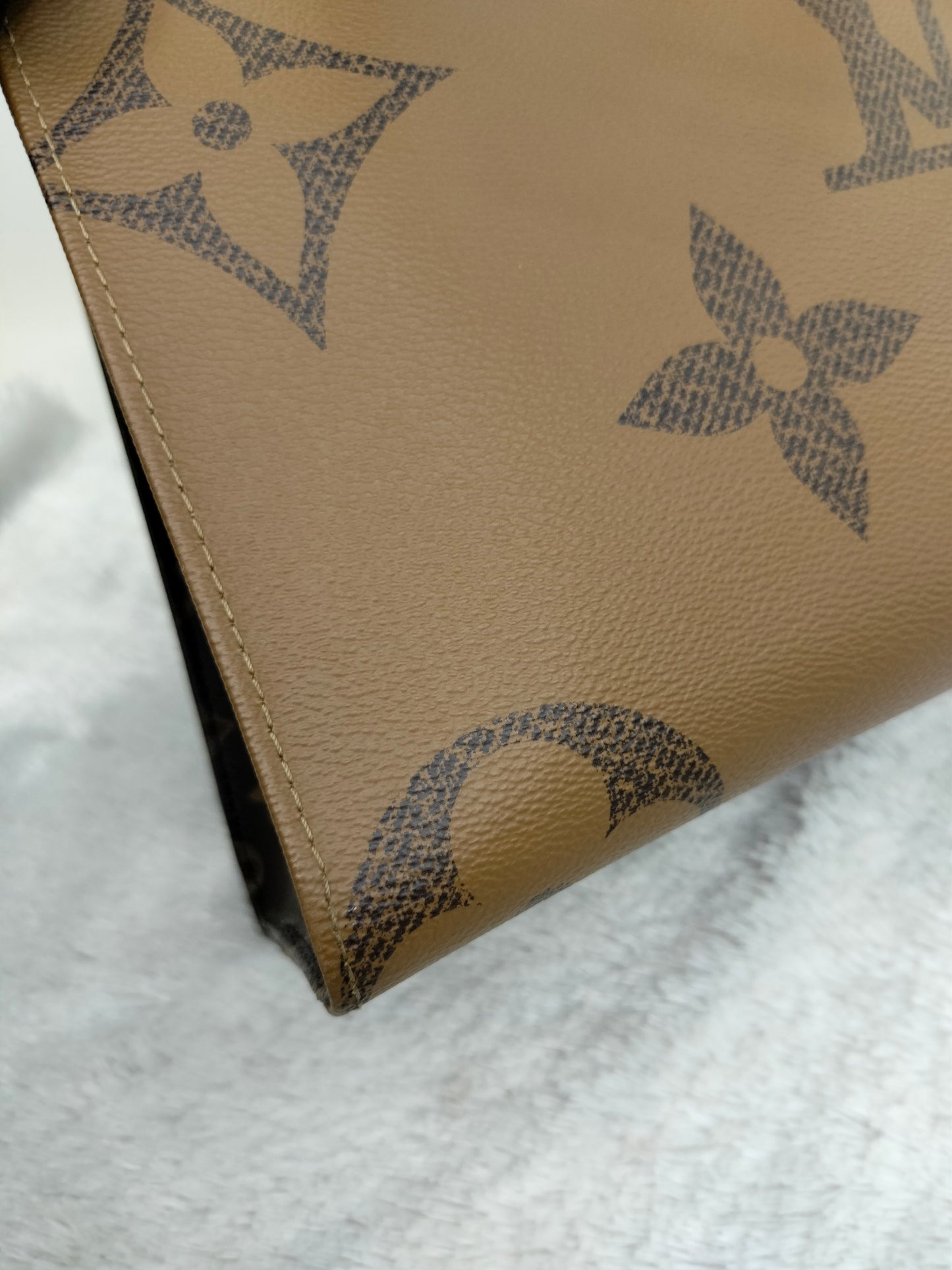 LV OTG MM Monogram Reverse Giant (CHIP)