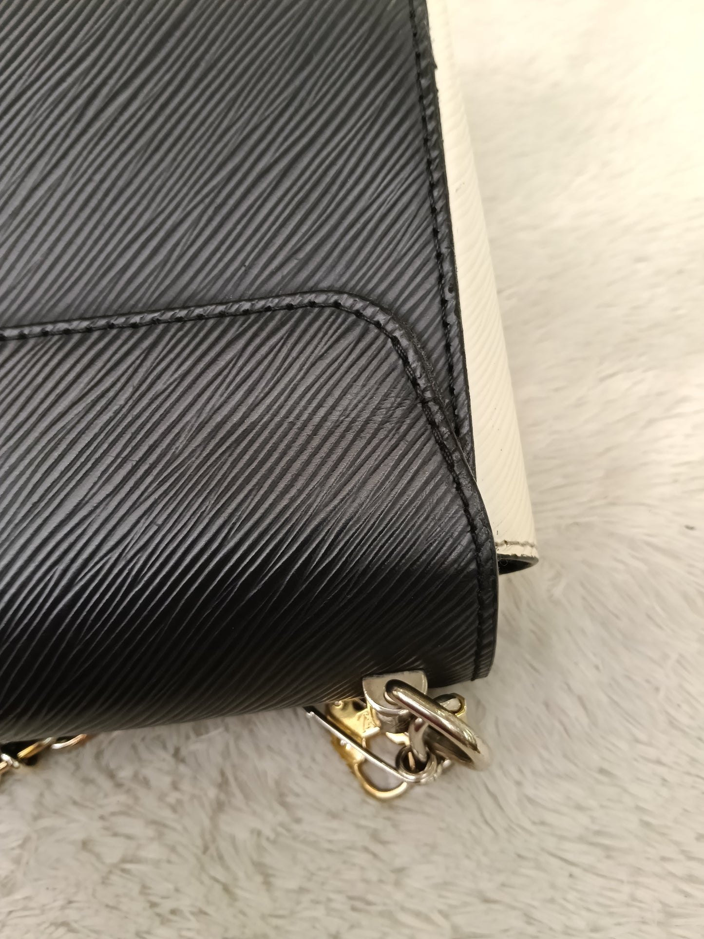 LV Twist MM Epi Love Lock Charms Black White Red 2018