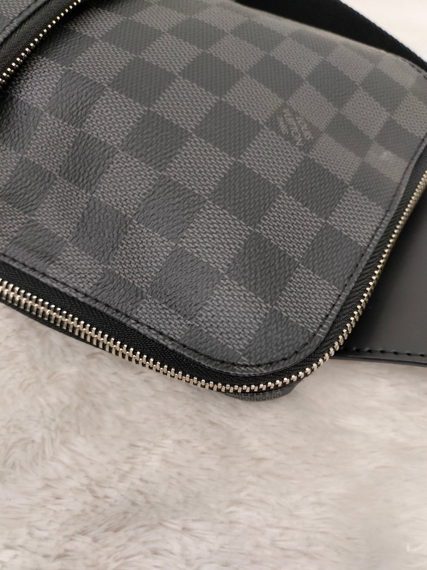 LV Avenue Sling Graphite 2021
With rec, tag, dustbag, box