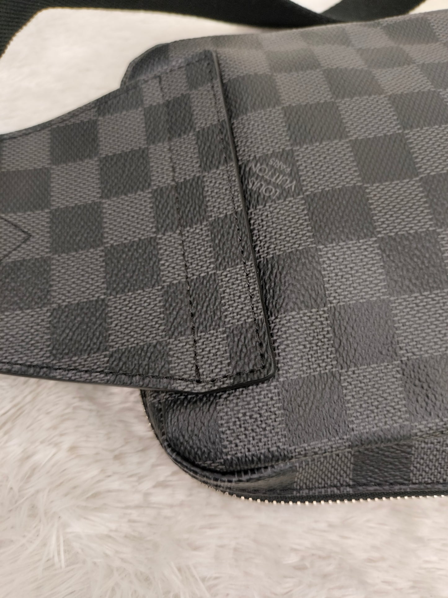 LV Avenue Sling Graphite 2021
With rec, tag, dustbag, box