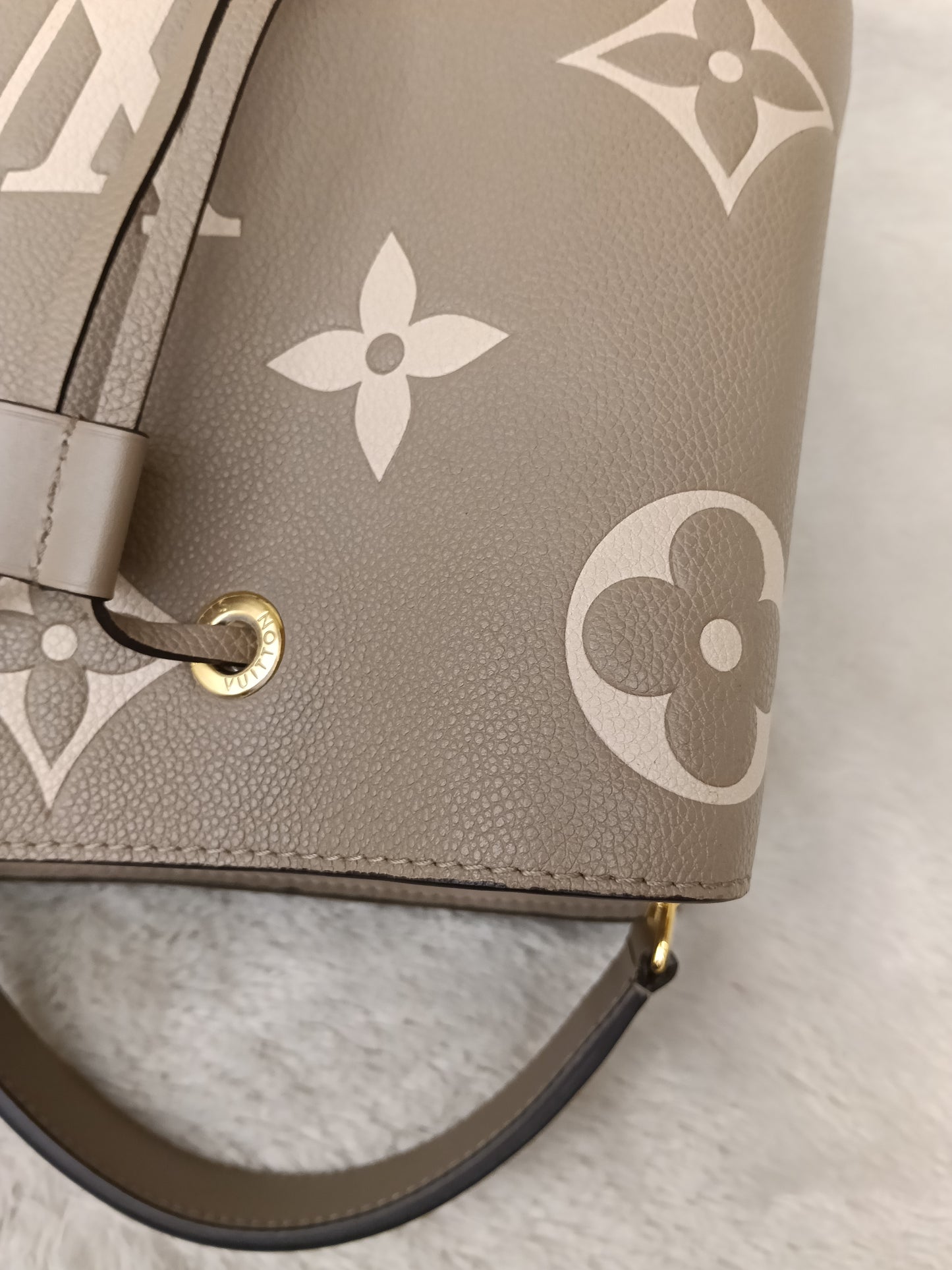 LV Neo Noe MM Monogram Empreinte Tourterelle Creme (CHIP)
