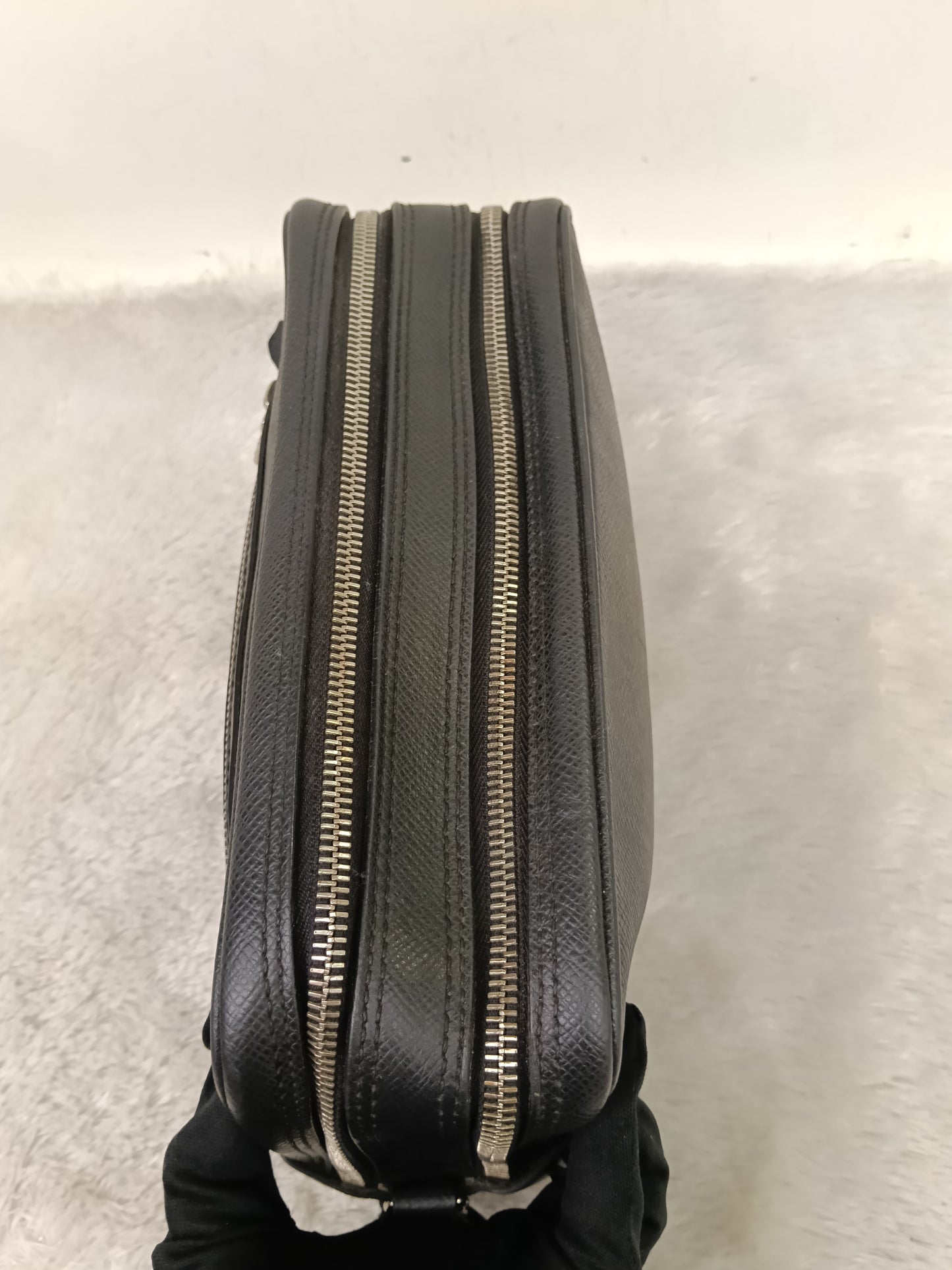 LV Neo Pavel Clutch Taiga Ardoise Black 2009