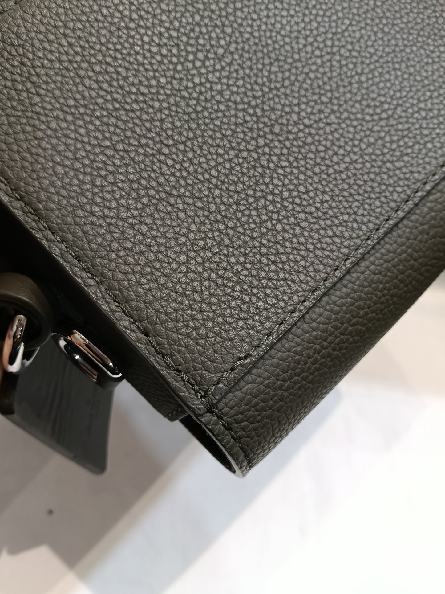 LV Fastline Wearable Wallet Aerogram Khaki (CHIP)