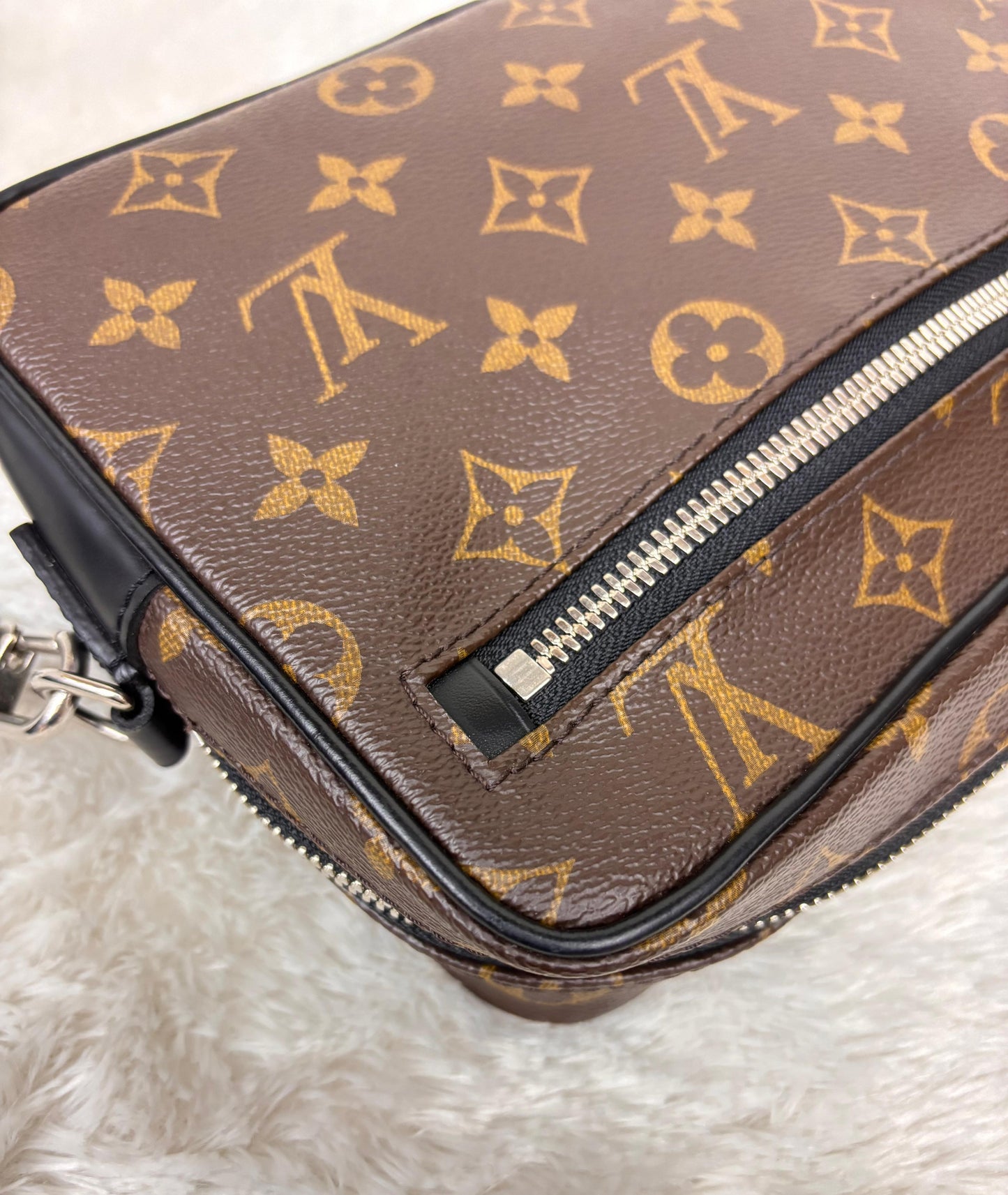 LV Kasai Clutch Monogram Macassar 2019