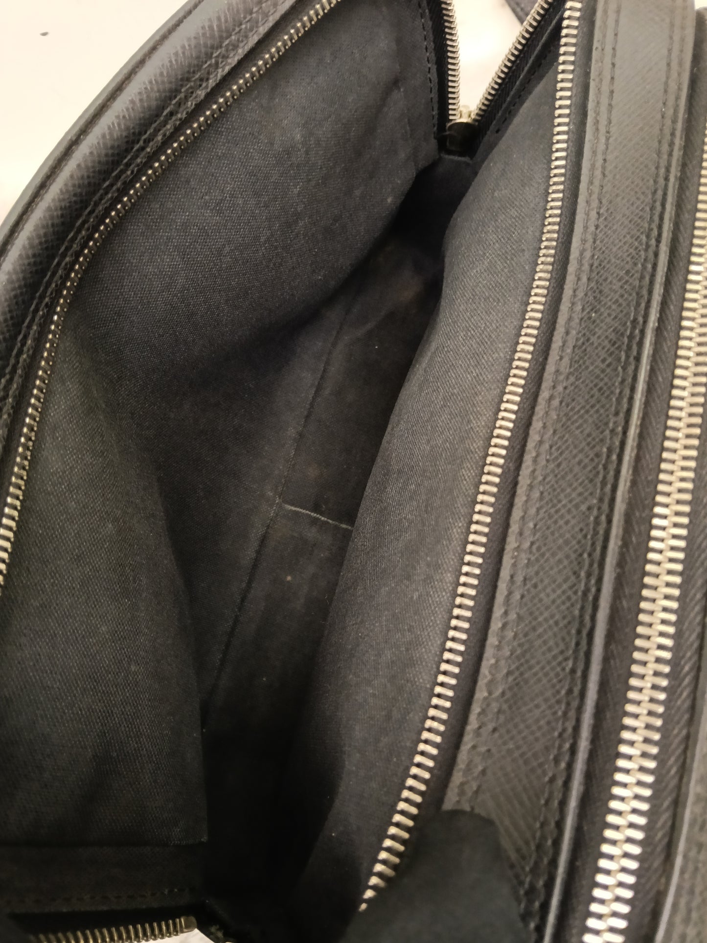 LV Neo Pavel Clutch Taiga Ardoise Black 2009