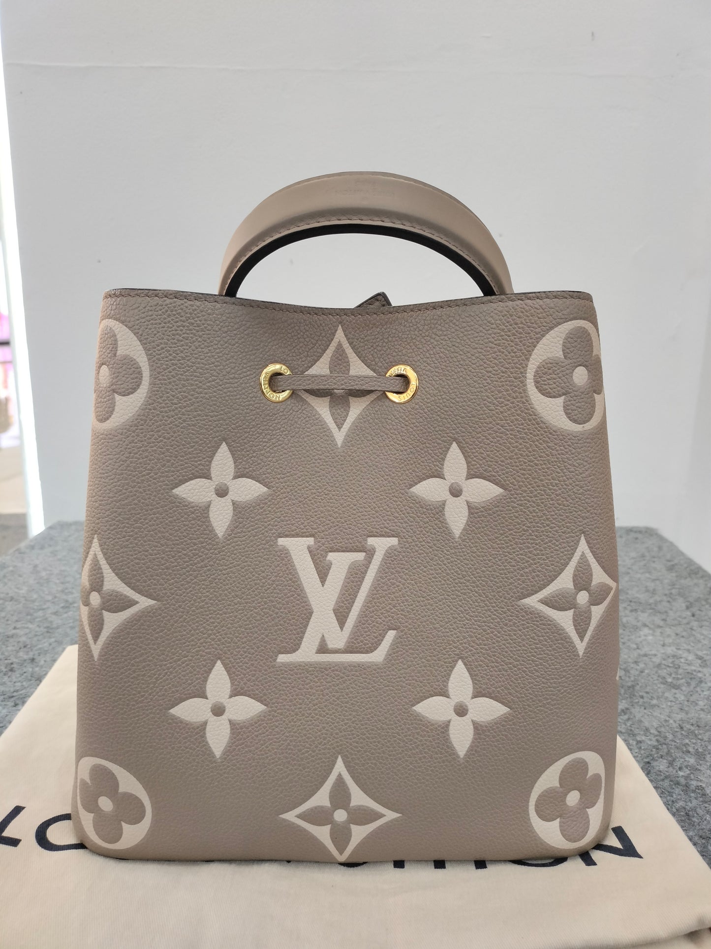 LV Neo Noe MM Tourterelle Creme (CHIP)