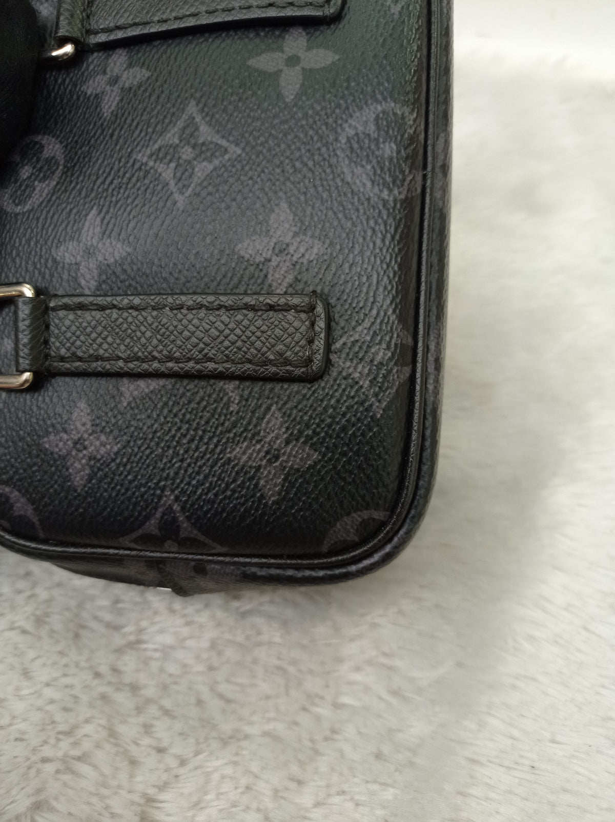 LV Outdoor Pouch Monogram Eclipse (CHIP)