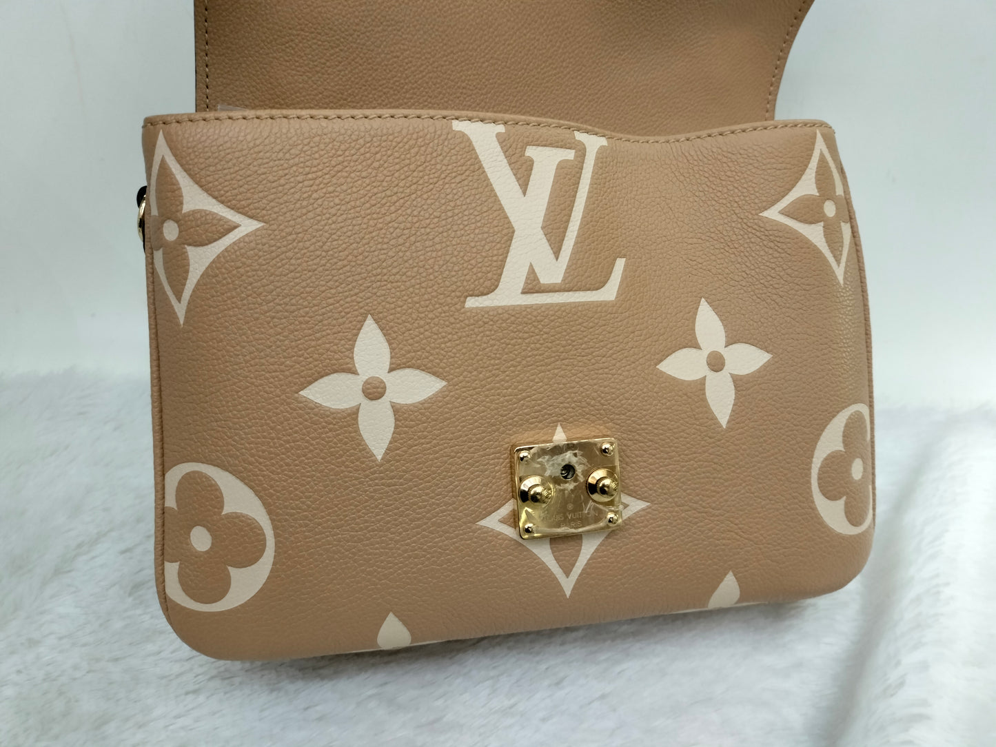 LV Metis MM Monogram Empreinte Arizona Creme 2022 (CHIP)