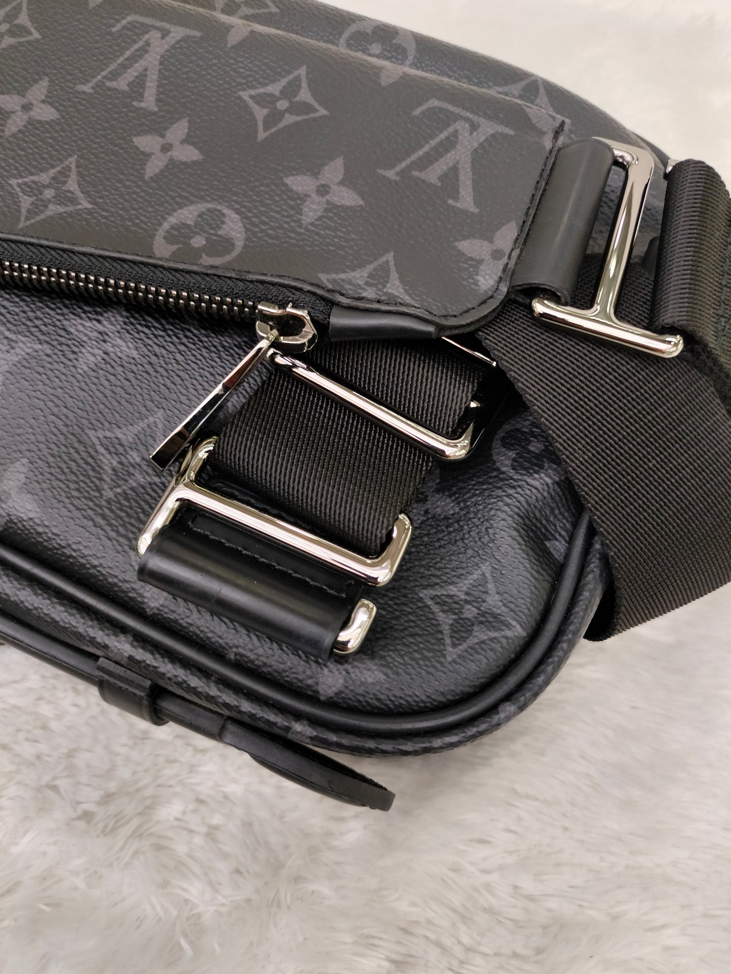 LV Bumbag Explorer Monogram Eclipse 2019