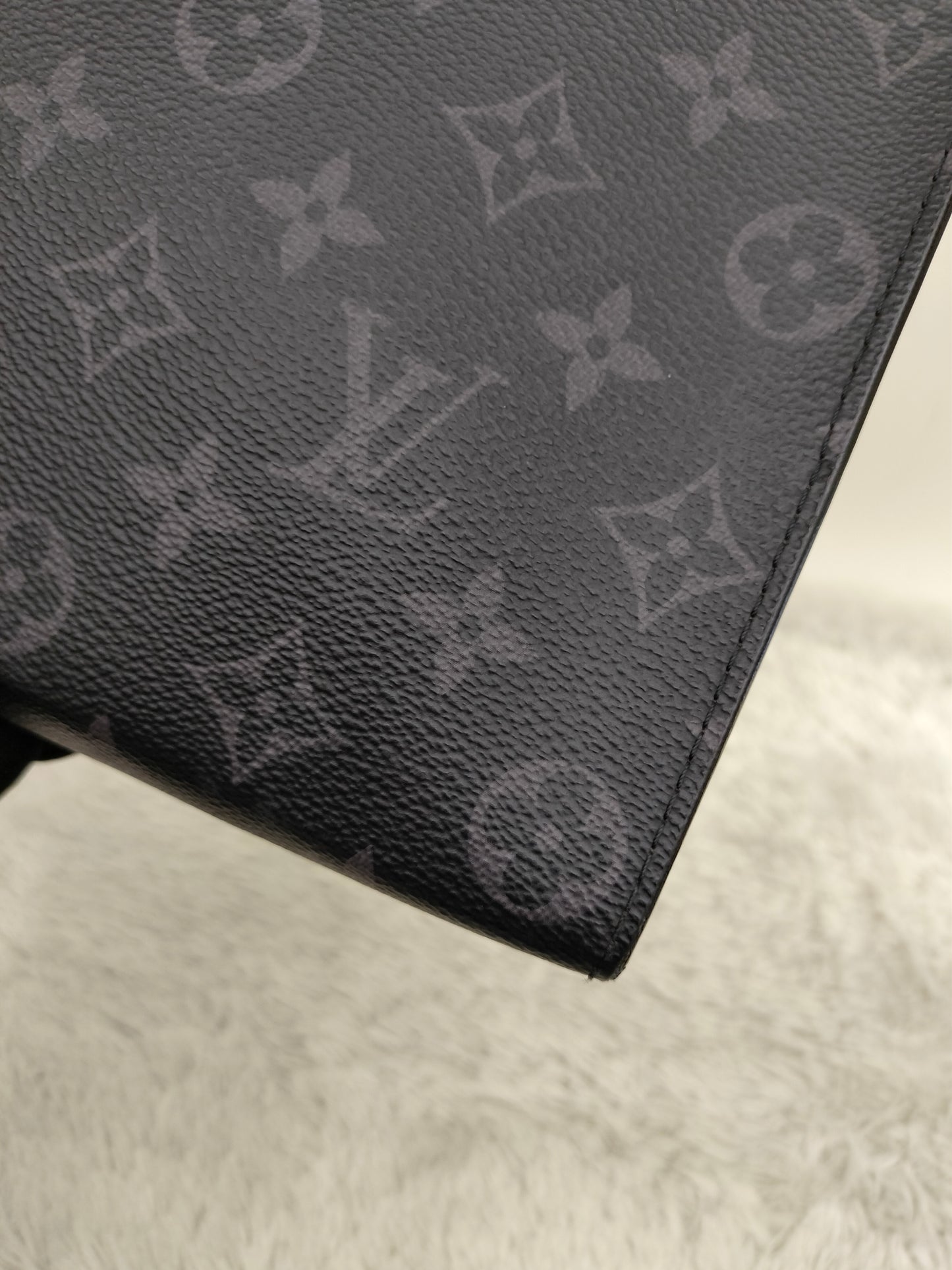 LV Pochette Voyage MM Monogram Eclipse (CHIP)
