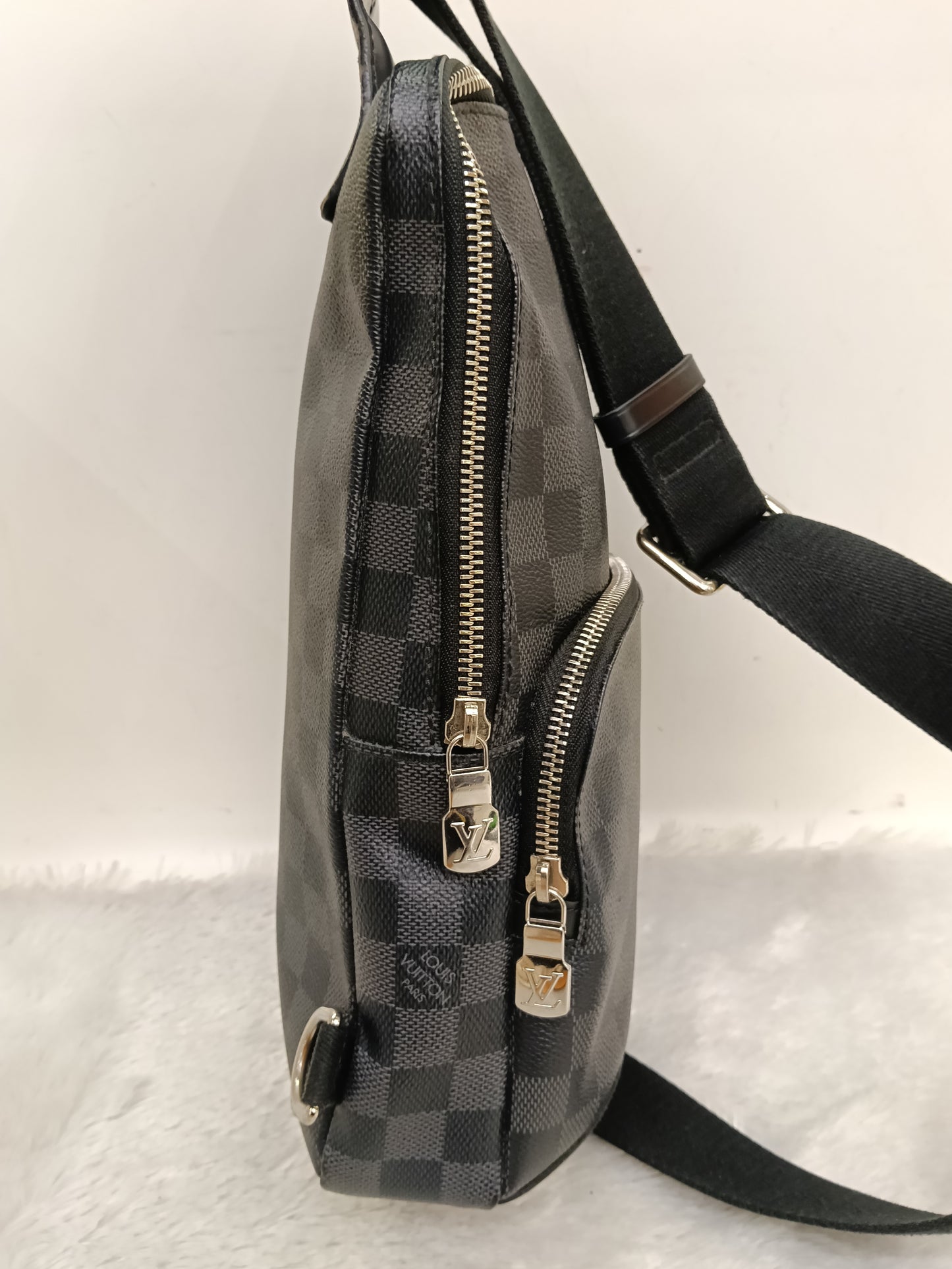 LV Avenue Sling Graphite 2020